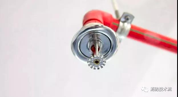 又見(jiàn)噴淋頭掛衣服致酒店客房走廊變淋浴間